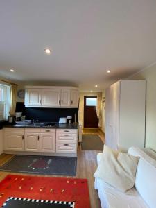 una cucina con mobili bianchi e un frigorifero bianco di App 3 a List