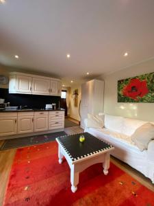 un soggiorno con un divano bianco e un tavolo di App 3 a List