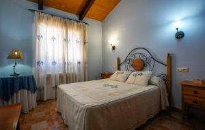 1 dormitorio con 1 cama con sábanas blancas y ventana en Casas Rurales Carroyosa del Jerte, en Navaconcejo 37 fotos más