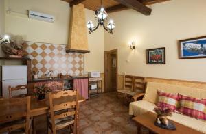 una sala de estar con un sofá y una mesa en Casas Rurales Carroyosa del Jerte, en Navaconcejo