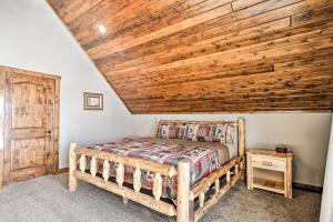 Llit o llits en una habitació de Cabin with Gradual Slope to Sandy Bottom Swimming!