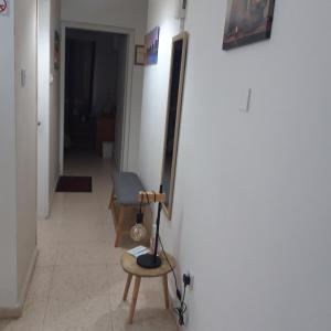 lustro i krzesło w korytarzu w obiekcie La Veranda Sea View apartments w Larnace