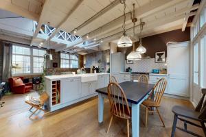 Dapur atau dapur kecil di Stylish 2 bedroom 2 bathroom flat in Islington