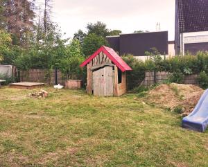 a small out house with a red roof in a yard at 80 Quadratmeter Komfortzone in Braunlage