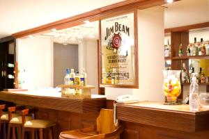 a bar in a restaurant with a mirror at Hotel Patrimonio in Cuenca