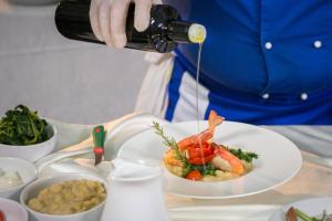 Makanan di atau berdekatan hotel