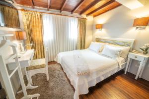 a bedroom with a bed and a sink and a mirror at Casa García in Guayaquil