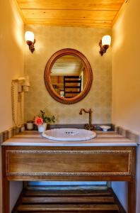 La salle de bains est pourvue d'un lavabo et d'un miroir. dans l'établissement Tranquilla River Lodge, à Ağva