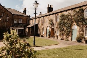 uma luz de rua em frente a um edifício de tijolos em The Boar's Head em Harrogate