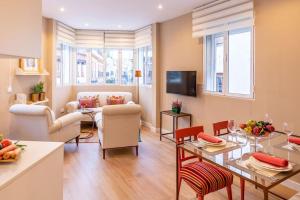 salon ze stołem i krzesłami w obiekcie Plaza Nueva Deluxe Suite by Valcambre w Sewilli