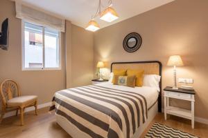 Łóżko lub łóżka w pokoju w obiekcie Plaza Nueva Deluxe Suite by Valcambre