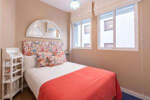Łóżko lub łóżka w pokoju w obiekcie Plaza Nueva Deluxe Suite by Valcambre