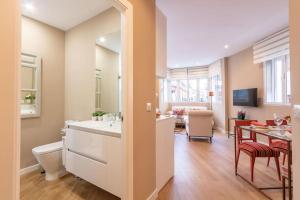 kuchnia i salon z jadalnią w obiekcie Plaza Nueva Deluxe Suite by Valcambre w Sewilli +22 zdjęcia
