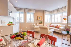 salon ze stołem i owocami w obiekcie Plaza Nueva Deluxe Suite by Valcambre w Sewilli