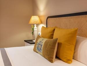 Łóżko lub łóżka w pokoju w obiekcie Plaza Nueva Deluxe Suite by Valcambre