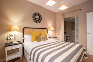 Łóżko lub łóżka w pokoju w obiekcie Plaza Nueva Deluxe Suite by Valcambre
