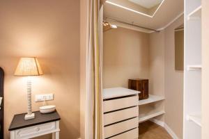Łóżko lub łóżka w pokoju w obiekcie Plaza Nueva Deluxe Suite by Valcambre
