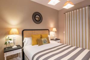 Łóżko lub łóżka w pokoju w obiekcie Plaza Nueva Deluxe Suite by Valcambre