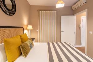 Łóżko lub łóżka w pokoju w obiekcie Plaza Nueva Deluxe Suite by Valcambre