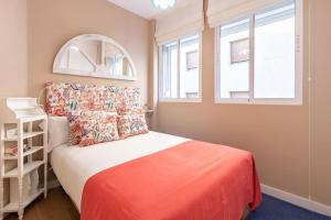 Łóżko lub łóżka w pokoju w obiekcie Plaza Nueva Deluxe Suite by Valcambre