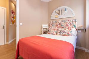 Łóżko lub łóżka w pokoju w obiekcie Plaza Nueva Deluxe Suite by Valcambre