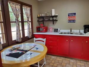 A kitchen or kitchenette at Swiftcurrent Lodge