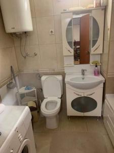 La petite salle de bains est pourvue de toilettes et d'un lavabo. dans l'établissement Lovely Hotel & Apartment for rent in center of Gjilan, à Gnjilane