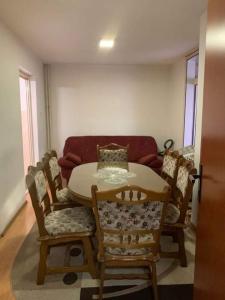 sala de estar con mesa, sillas y sofá en Lovely Hotel & Apartment for rent in center of Gjilan, en Gnjilane