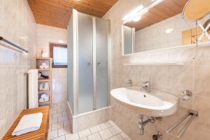 ein Bad mit einem Waschbecken und einem Spiegel in der Unterkunft KASSNHOF - Urlaub in den Bergen in Telfes im Stubai