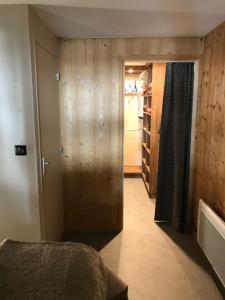 Schlafzimmer mit einer Tür, die zu einem Schrank führt in der Unterkunft Résidence LE BEC DE L AIGLE - N°15 in Laveissière