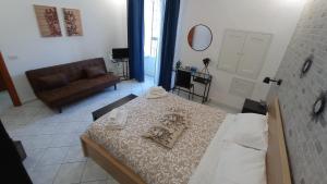 sypialnia z łóżkiem i salon z kanapą w obiekcie Casa Barocco Catania w Katanii