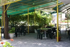 A restaurant or other place to eat at Sunny Varshava Hotel