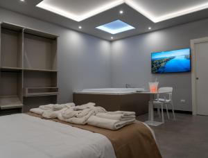 1 dormitorio con 1 cama, lavamanos y TV en Skyline Rooms & Suites, en Grottaminarda 50 fotos más