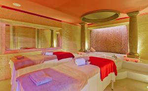 A bed or beds in a room at Lago Garden Apart-Suites & Spa Hotel