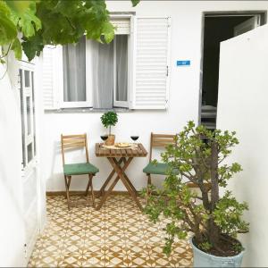 un piccolo patio con tavolo e 2 sedie di Caíque - Apartamento com 3 Quartos na Zona Típica de Olhão, Algarve, Portugal a Olhão