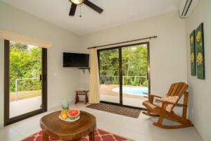 Toucan Villa Newer with WiFi & Pool - Digital Nomad Friendlyの敷地内または近くにあるプールの景色