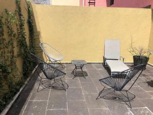 3 sillas y una mesa en un patio en Casa Las Nubes en el Centro de Tequisquiapan 6 personas en Tequisquiapan