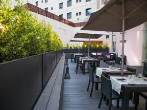 ein Restaurant mit Tischen und Stühlen auf einem Balkon in der Unterkunft Portugal Boutique Hotel in Lissabon