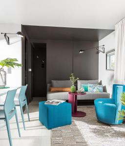 - un salon avec un canapé, une table et des chaises dans l'établissement Vakantiehuis te Jabbeke - Oostende - Brugge, à Jabbeke