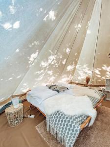 利赫塔特的住宿－POLE POLE - Ijsbeer，一间帐篷内带两张床的卧室