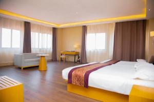 Postel nebo postele na pokoji v ubytování 2000 Hotel Downtown Kigali