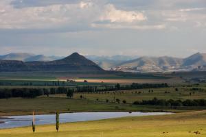 um campo com um rio e montanhas ao fundo em Lavender Hill Country Estate and Wedding Venue em Bethlehem