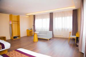 Postel nebo postele na pokoji v ubytování 2000 Hotel Downtown Kigali