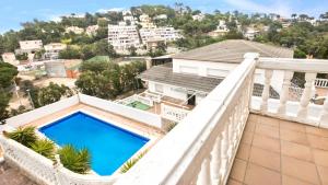 リョレート・デ・マルにある2Vil01 - Lloret de Marのスイミングプール付きの家のバルコニーから景色を望めます。