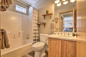 łazienka z toaletą, umywalką i wanną w obiekcie Pet-Friendly Fraser Condo with Community Hot Tub w mieście Fraser +22 zdjęcia