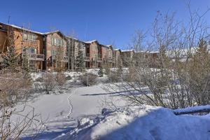 budynek z śniegiem przed nim w obiekcie Pet-Friendly Fraser Condo with Community Hot Tub w mieście Fraser