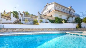 une villa avec une piscine en face d'une maison dans l'établissement 2Tere - Lloret de Mar, à Puigventos