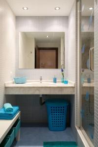y baño con lavabo, espejo y ducha. en Apartment Jilguero Sunny, en Palm-mar