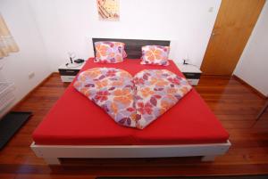 ヘルマゴルにあるHaus Martlの赤いベッド(枕2つ付)