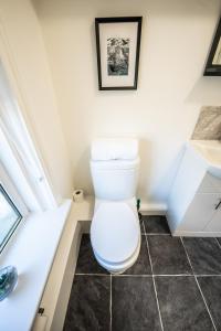 łazienka z toaletą i umywalką w obiekcie Eden Vale - City Centre By Horizon Stays w mieście Sunderland